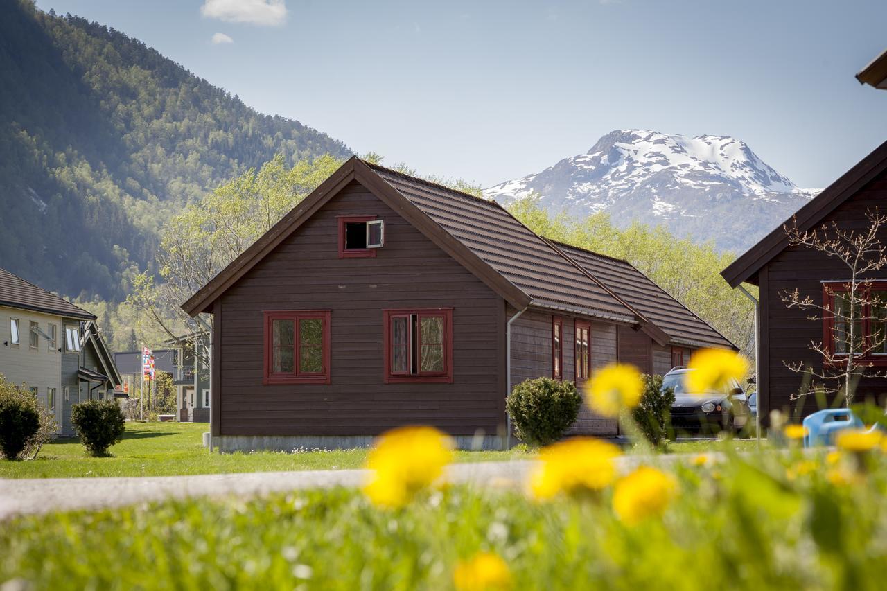 Forde Gjestehus Og Camping Hotell Exteriör bild