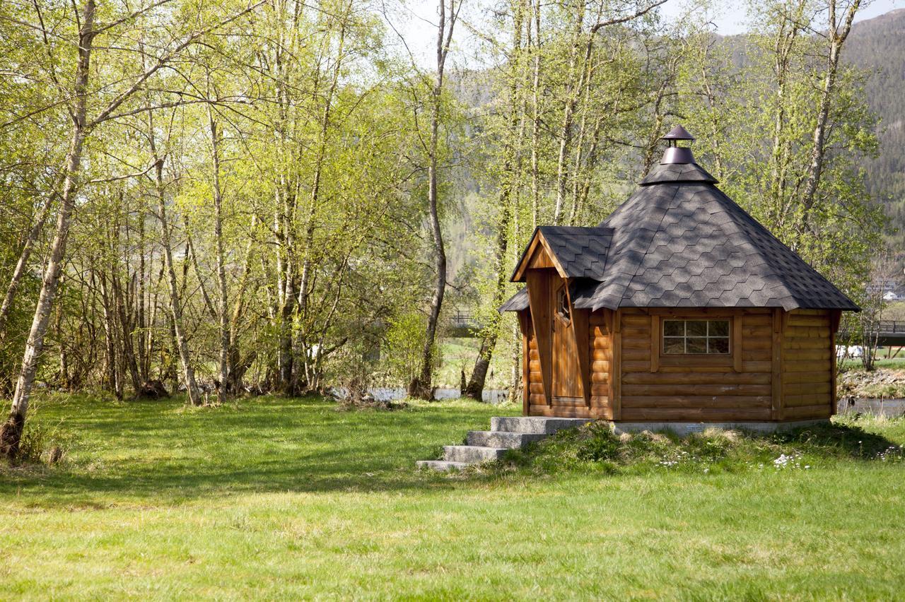 Forde Gjestehus Og Camping Hotell Exteriör bild