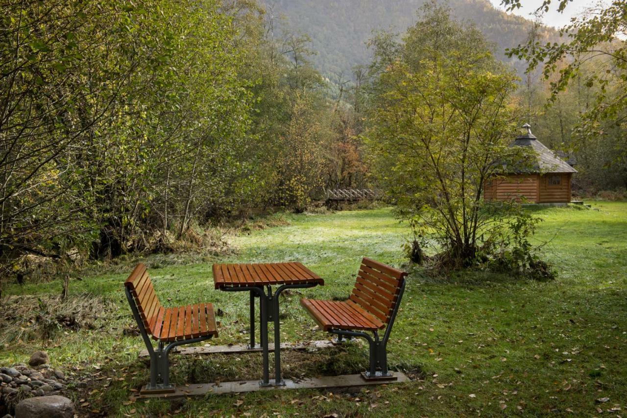 Forde Gjestehus Og Camping Hotell Exteriör bild